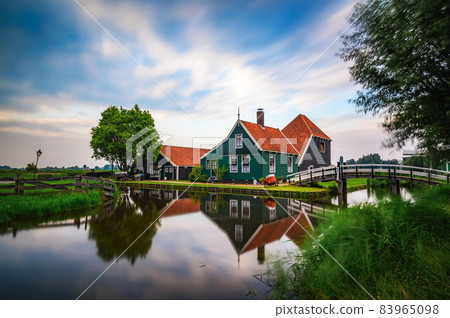 Historic farm houses in the holland village of Zaanse Schans 83965098