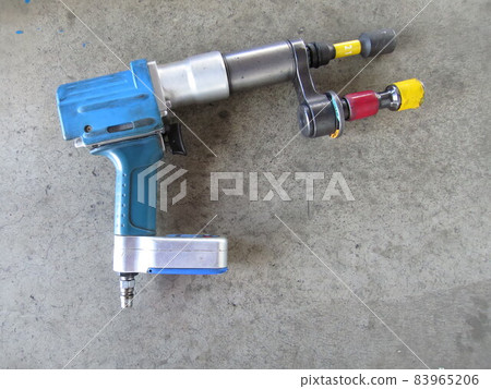 Torque setter for passenger cars that tightens nuts on automobile tires 83965206