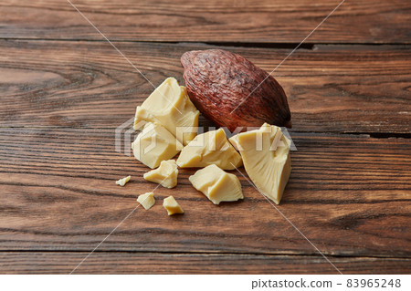 Whole cocoa pod with solid butter 83965248
