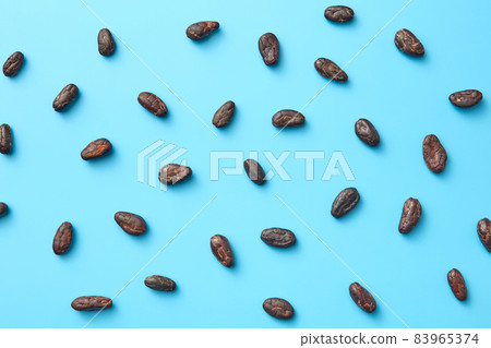 Scattered cocoa beans as background 83965374