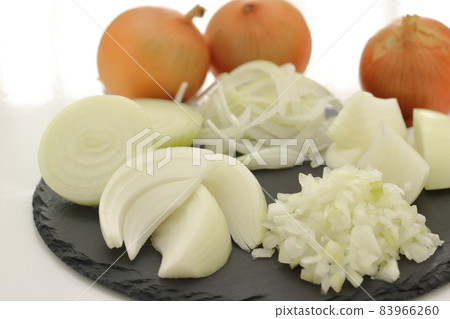 Onions in various ways 83966260