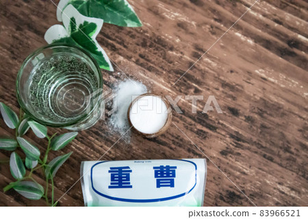 Baking soda and water Baking soda and water 83966521