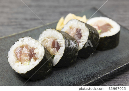 Delicious tuna thick sushi 83967023