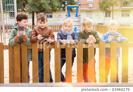 Kids with phone 83968276