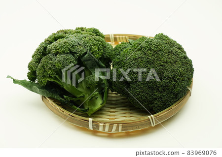 西蘭花白色背景 西蘭花白色背景 83969076