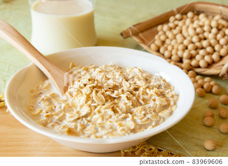 早餐包括燕麥片和豆奶健康成分燕麥片 83969606
