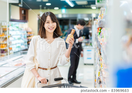 年輕的家庭主婦在超市買雜貨 年輕的家庭主婦在超市買雜貨 83969683
