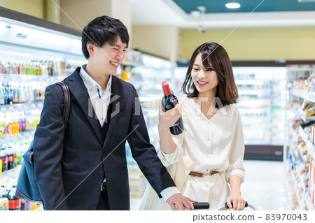 Young couple buying wine at the store 83970043