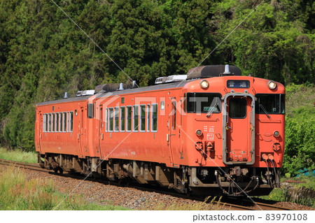 JNR KiHa 40 series diesel railcar | A railway scene of a diesel train running on a local line JNR KiHa 40 series diesel railcar | A railway scene of a diesel train running on a local line 83970108
