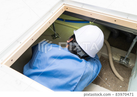 Work clothes, underfloor inspection, real estate 83970471