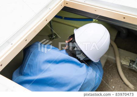 Work clothes, underfloor inspection, real estate 83970473