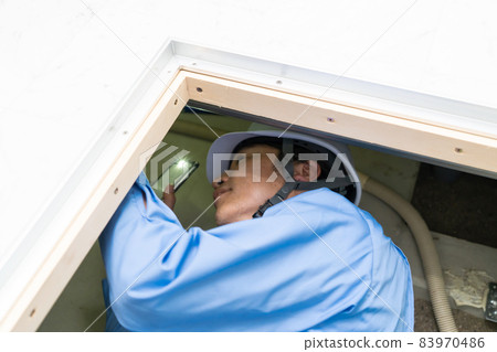 Work clothes, underfloor inspection, real estate 83970486