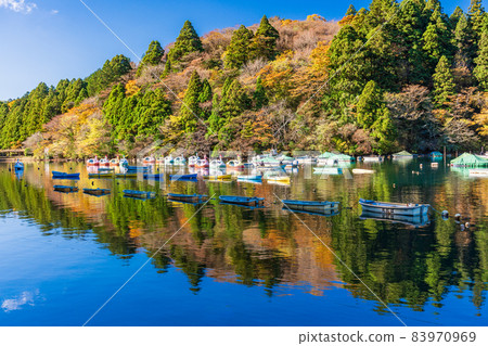 (神奈川縣)用紅葉與蘆之湖相連的小船 (神奈川縣)用紅葉與蘆之湖相連的小船 83970969