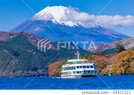（神奈川縣）蘆之湖畔的秋葉、觀光船和富士山 83971121