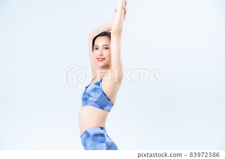 穿著瑜伽服的年輕女子 穿著瑜伽服的年輕女子 83972386