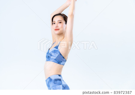 穿著瑜伽服的年輕女子 83972387