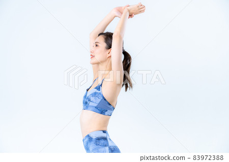 穿著瑜伽服的年輕女子 穿著瑜伽服的年輕女子 83972388