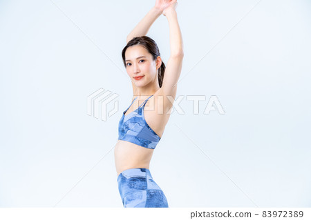 穿著瑜伽服的年輕女子 穿著瑜伽服的年輕女子 83972389
