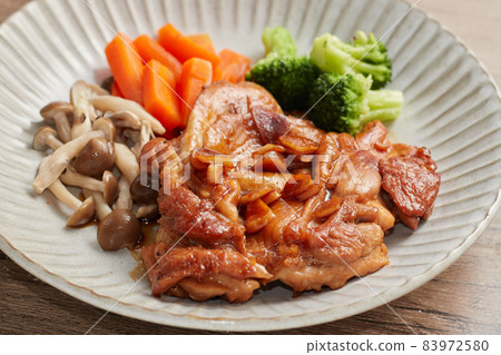 照燒雞肉用大蒜醬油炒 照燒雞肉用大蒜醬油炒 83972580