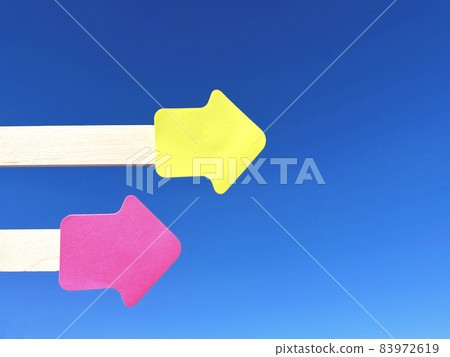 Lined yellow and pink arrows to the right_blue sky background 83972619