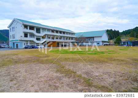 [Closed school] Former Yazu Town Hayabusa Elementary School playground and school building Current Hayabusa Lab. Yazu Town, Yazu District, Tottori Prefecture 83972681