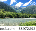 初夏，上高地山脈和清澈的溪流 83972892