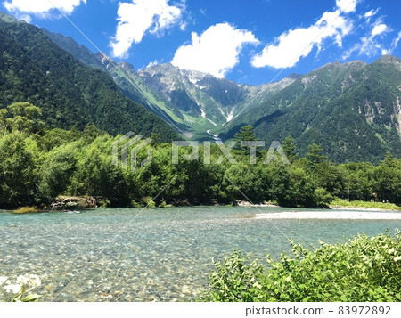 初夏，上高地山脈和清澈的溪流 83972892
