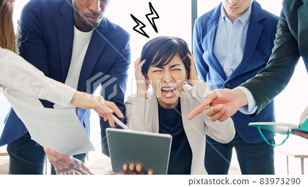 Japanese women who are confused by being talked to by foreigners Women who are not good at English English conversation school 83973290