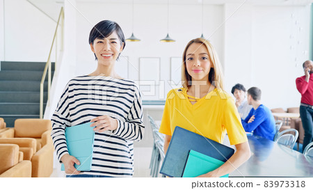 在國際辦公室工作的女性群體全球業務 在國際辦公室工作的女性群體全球業務 83973318