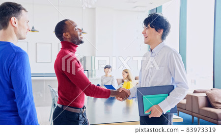 跨國男性團體握手全球業務 83973319