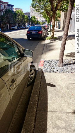 舊金山郊區的街邊停車位 舊金山郊區的街邊停車位 83973368