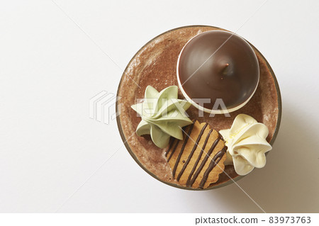 用蛋白酥餅裝飾的巧克力飲料韓國咖啡館形象 用蛋白酥餅裝飾的巧克力飲料韓國咖啡館形象 83973763