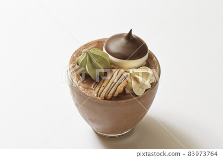 用蛋白酥餅裝飾的巧克力飲料韓國咖啡館形象 83973764