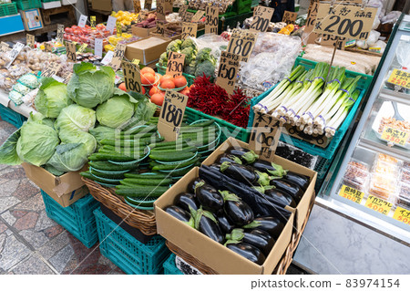 拱廊裡的老式蔬菜水果店 拱廊裡的老式蔬菜水果店 83974154
