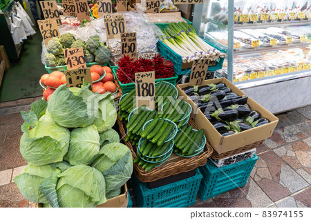 拱廊裡的老式蔬菜水果店 83974155