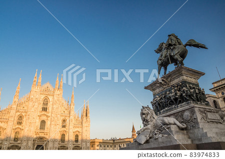 Statue di Vittorio Emanuele II, Duomo di Milano cathedral on Piazza Statue di Vittorio Emanuele II, Duomo di Milano cathedral on Piazza 83974833