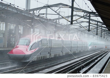 Shinkansen is rain Nimomakezu 83975423