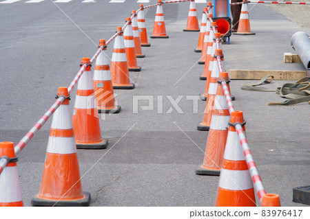 安裝在施工現場道路上的三角錐（行人通道） 83976417