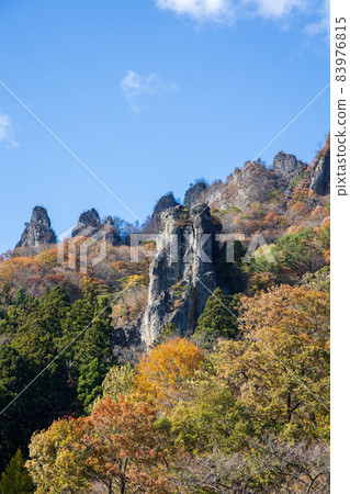 秋天的妙義山，中之武奇特的岩層 83976815