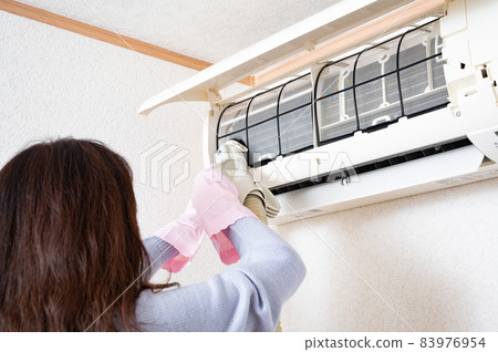 Housewife cleaning air conditioner Housewife cleaning air conditioner 83976954