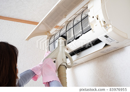 Housewife cleaning air conditioner Housewife cleaning air conditioner 83976955