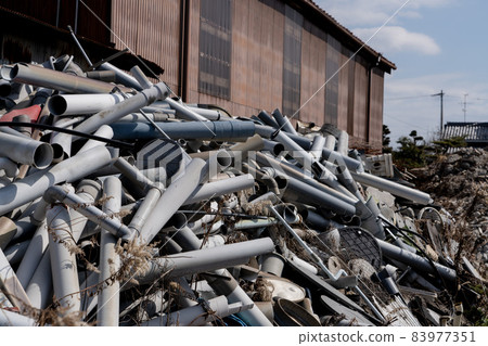 [Industrial waste] A pile of waste materials for water pipes and pipes [Image] 83977351