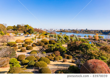 The garden seen from Kobuntei in Kairakuen and the area around Senba Lake The garden seen from Kobuntei in Kairakuen and the area around Senba Lake 83978039