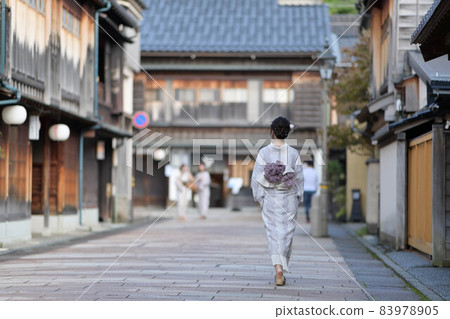 走在東茶屋區的和服女孩 83978905