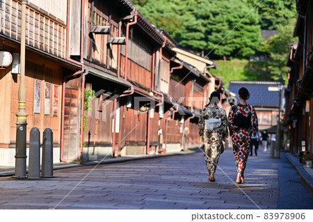 走在東茶屋區的和服女孩 83978906