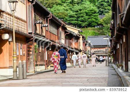 走在東茶屋區的和服女孩 83978912