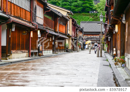 Kimono girls walking around Higashi Chaya district Kimono girls walking around Higashi Chaya district 83978917