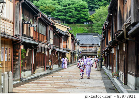 走在東茶屋區的和服女孩 走在東茶屋區的和服女孩 83978921