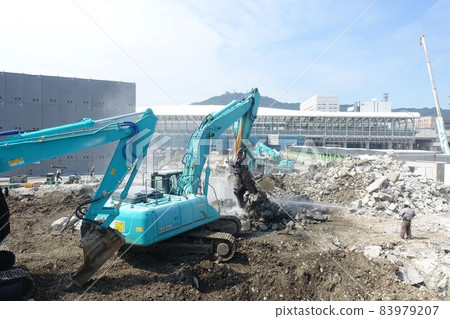 拆除大型重型機械的建築拆除工地 拆除大型重型機械的建築拆除工地 83979207