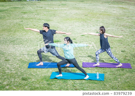 男女在大自然中做瑜伽（全身、草坪、武士姿勢） 83979239